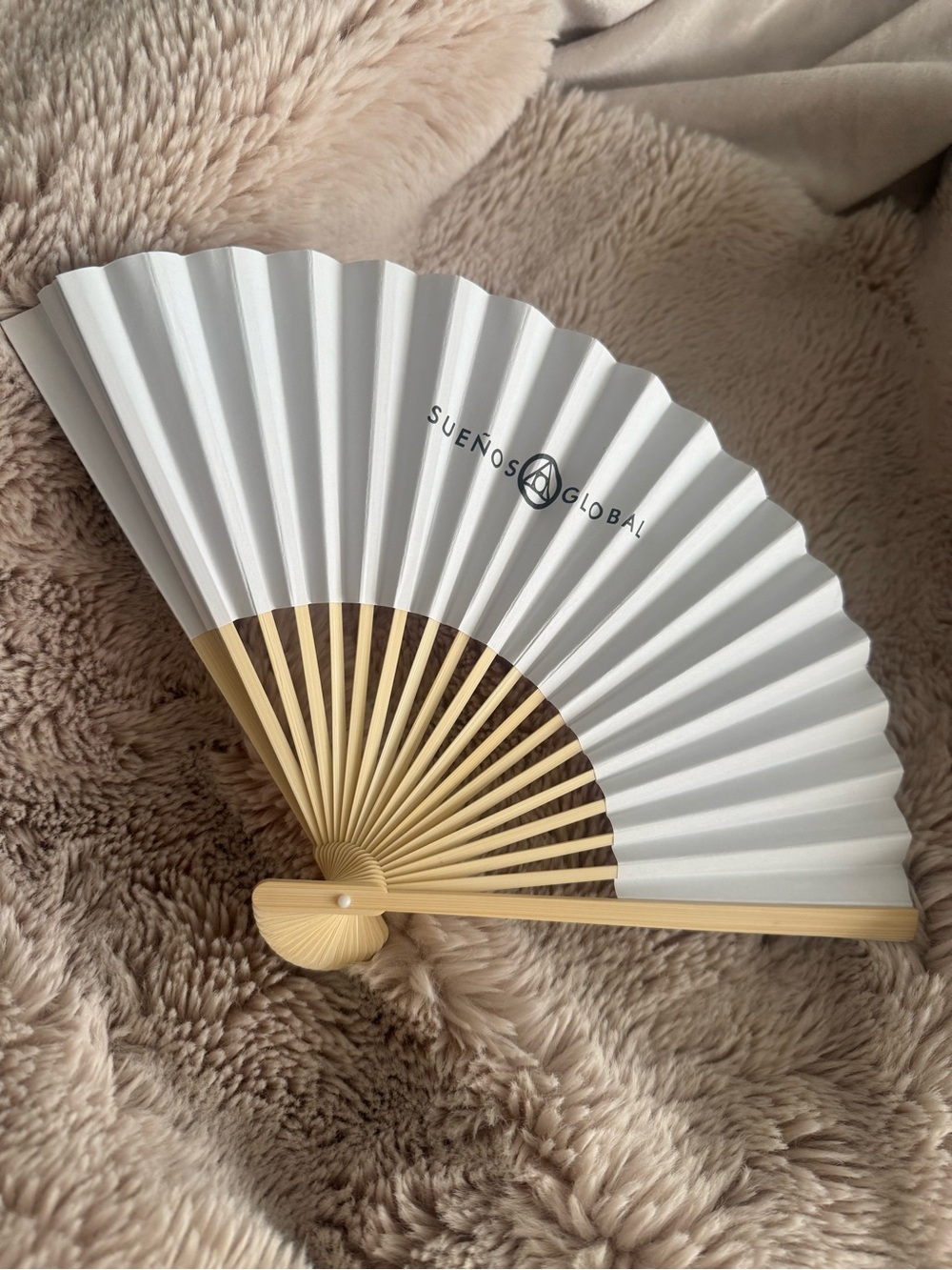 NEW Sueños Global White Bamboo Folding Hand Fan Event Promo